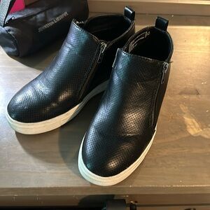 black wedge sneaker look